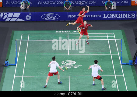 Die Engländerinnen Chris Langridge (vorne rechts) und Peter Mills gegen die Engländerinnen Chris Adcock (hinten oben) und Andrew Ellis während ihres Doppelmatches mit der Bronzemedaille in der Emirates Arena während der Commonwealth Games 2014 in Glasgow. Stockfoto