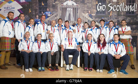 Team Scotland's (hintere Reihe, von links nach rechts) Mark Dry, Stephen Lavelle, Alex Gladkov, Paul Foster, Robert Blair, Neil Speirs, Drew Christie, David Peacock, Adam Cox, Daniel Keatings, Liam Davie, Daniel Purvis, Viorel Etko. (Vordere Reihe von links nach rechts) Imogen Bankier, Elidh Child, Lynsey Sharp, Alex Marshall, Hannah Milley, Jen Macintosh, Frank Baines posieren mit den Medaillen während einer Fotocall im SECC, Glasgow. Stockfoto