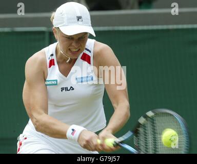 Kim Clijsters aus Belgien im Einsatz gegen Silvia Farina Elia aus Italien im Viertelfinale der Damen bei den All England Lawn Tennis Championships in Wimbledon. Stockfoto