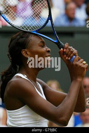 Venus Williams scheint beim Damenfinalspiel gegen ihre Schwester Serena, die Titelverteidigerin bei den All England Lawn Tennis Championships in Wimbledon, Schmerzen zu haben. Serena gewann 4:6/6:4/6:2. Stockfoto