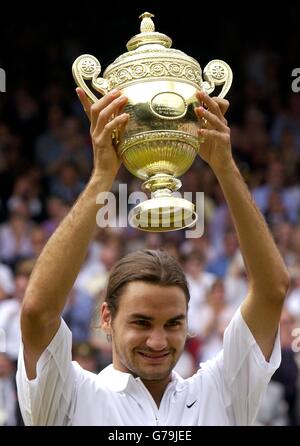 Roger Federer aus der Schweiz gewinnt die Trophäe nach seinem Sieg über Mark Philippoussis aus Australien im Herren-Finale 7:6/6:2/7:6 bei den All England Lawn Tennis Championships in Wimbledon. Stockfoto