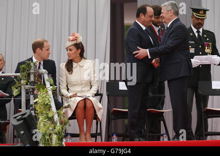 Der Herzog und die Herzogin von Cambridge plaudern, während der französische Präsident Francois Hollande (zweite rechts) den deutschen Bundespräsidenten Joachim Gauck im Vorfeld einer Zeremonie im Cointe Inter-Allied Memorial, Lüttich, Belgien, zum Gedenken an den 100. Jahrestag des Starts des Ersten Weltkriegs begrüßt. Stockfoto