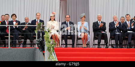 Premierminister von Mazedonien Nikola Gruevski, Premierminister von Belgien Elio Di Rupo, Präsident des italienischen Senats Pietro Grasso, der Herzog und Herzogin von Cambridge, französischer Präsident Francois Hollande, Königin Mathilde von Belgien, König Phillipe von Belgien, Bundespräsident Joachim Gauck und König Felipe von Spanien bei einer Gedenkfeier in der Gedenkstätte der Interalliierten Cointe, Lüttich, Belgien, zum 100. Jahrestag des beginnenden Ersten Weltkriegs. Stockfoto