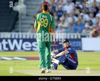 Der Engländer Andrew Flintoff landet auf seinem Rücken, nachdem er in seinen Aufnahmen von 54 während des NatWest Series-Spiels in Edgbaston, Birmingham, eine Lieferung von Andre Nel aus Südafrika vermieden hatte. Stockfoto