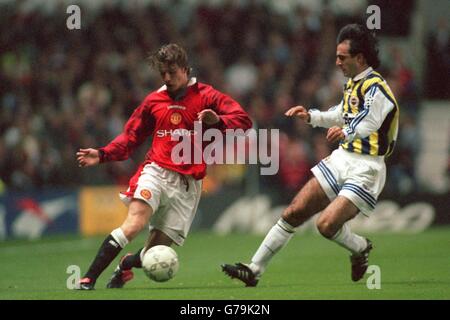 UEFA CHAMPIONS LEAGUE FUSSBALL - Manchester United / Fenerbahce. David Beckham von Manchester United kämpft gegen die Fenerbahce-Verteidigung Stockfoto