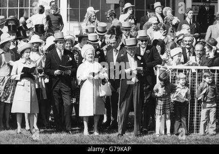 Mitglieder der königlichen Familie, darunter Königin Elizabeth II und Königin Elizabeth die Königin Mutter beobachten das Derby in Epsom. Stockfoto