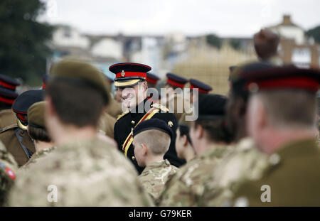 Prinz Harry spricht mit Kadetten während der Step Short Gedenkveranstaltung in Folkestone, Kent, um den 100. Jahrestag des Ausbruchs des Ersten Weltkriegs zu gedenken. Stockfoto