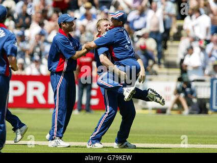 Der englische Andrew Flintoff (Mitte links) wird von Teamkollege Darren Gough gratuliert, nachdem er während des NatWest Series-Finales in Lords, London, das Dickicht des südafrikanischen Shaun Pollock übernommen hat. Stockfoto