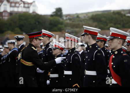 Prinz Harry spricht mit Kadetten während der Step Short Gedenkveranstaltung in Folkestone, Kent, um den 100. Jahrestag des Ausbruchs des Ersten Weltkriegs zu gedenken. Stockfoto