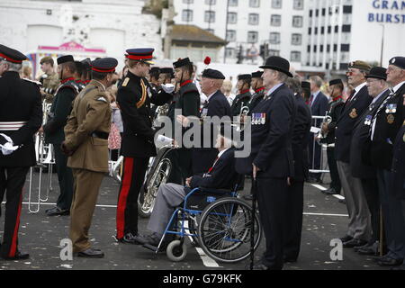 Prinz Harry spricht mit Veteranen während der Step Short Gedenkveranstaltung in Folkestone, Kent, um des 100. Jahrestages des Ausbruchs des Ersten Weltkriegs zu gedenken. Stockfoto