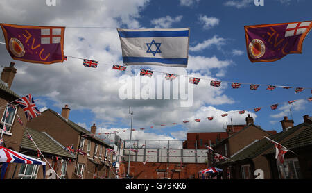 Israelische Flaggen im Cluan Place, Belfast, während loyalaistische und republikanische Gruppen während des aktuellen Ausflackers des Konflikts rivalisierende Positionen zur Unterstützung Israels und Palästinas einnehmen. Stockfoto