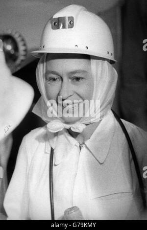 Die Königin trägt weiße Overalls und einen Schutzhelm bei einem Besuch der Silberwood Colliery in der Nähe von Rotherham. Stockfoto