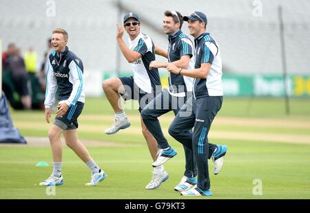 Englands (von links nach rechts) Joe Root, Alastair Cook, James Anderson und Steven Finn während einer Nets-Trainingseinheit im Emirates Old Trafford, Manchester. Stockfoto