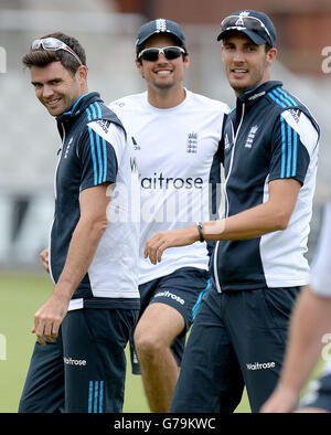 England (von links nach rechts), James Anderson, Alastair Cook und Steven Finn, während einer Nets-Trainingseinheit im Emirates Old Trafford, Manchester. Stockfoto