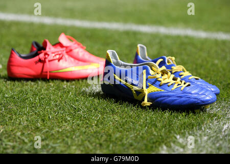 Fußball - 2014 Schalke 04 Cup - Schalke 04 V Newcastle United - Veltins-Arena. Die Fußballschuhe von Carl Jenkinson von West Ham United auf dem Spielfeld Stockfoto