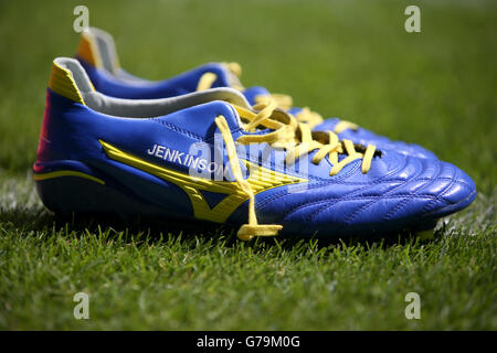 Fußball - 2014 Schalke 04 Cup - Schalke 04 V Newcastle United - Veltins-Arena. Die Fußballschuhe von Carl Jenkinson von West Ham United auf dem Spielfeld Stockfoto