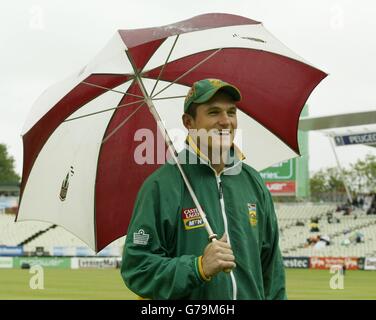 Südafrikas Kapitän Graeme Smith geht weiter, um den Edgbaston Pitch in Birmingham zu inspizieren, während der 2. Tag in ihrem Npower-Test gegen England aufgegeben wird. Stockfoto