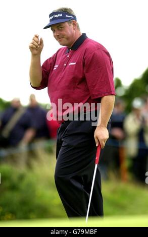 Darren Clarke wirft ein Lächeln auf dem achtzehnten Grün, nach drei Birdies auf den letzten drei Löchern für ein Endergebnis von einem unter, während der dritten Runde der Nissan Irish Open, auf Portmarnock Golf Course. Stockfoto