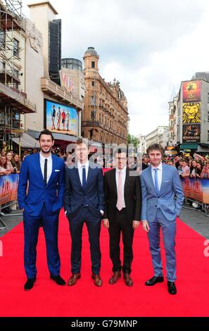 (Von links nach rechts) Blake Harrison, Joe Thomas, Simon Bird und James Buckley bei der Premiere des neuen Films The Inbetweeners 2 im Vue Cinema in London. Stockfoto