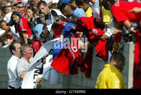 Manchester United Manager Sir Alex Feguson trifft Fans nach dem Training im Los Angeles Memorial Coliseum im Rahmen ihrer USA Pre Season Tour. 01/08/03 Manchester United, der Football Association und eine Reihe von großen Namen Sporthändler wurden für schuldig befunden, der Teilnahme an illegalen Geschäften, um den Preis Fans für Replik Fußballtrikots zu kontrollieren. Stockfoto