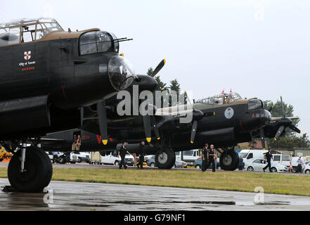 Der Avro Lancaster Bomber, der dem Canadian Warplane Heritage Museum (rechts) gehört, neben einem Lancaster vom Royal Air Battle of Britain Memorial Flug nach der Landung bei RAF Coningsby. Stockfoto