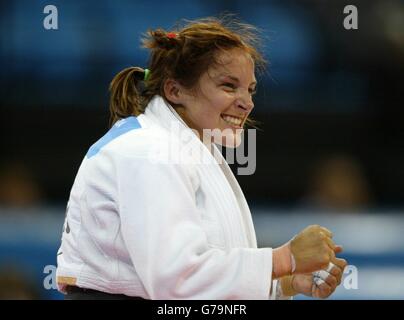 Der britische Judo-Star Georgina Singleton feiert während der 52-kg-Klasse der Frauen in der Ano Liossia Olympic Hall in Athen. Georgina ist jetzt im Streit um eine Bronzemedaille. Stockfoto