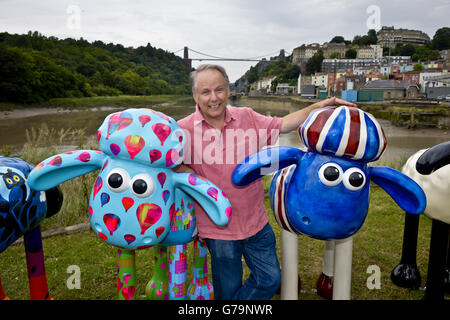 Nick Park, der Schöpfer von Wallace und Grommet, zeigt riesige Skulpturen von Shaun, dem Schaf, das vor Brunels Clifton Suspension Bridge in Bristol steht, um einen neuen Weg der öffentlichen Kunst zu eröffnen, um im nächsten Sommer Geld für kranke Kinder zu sammeln. Stockfoto