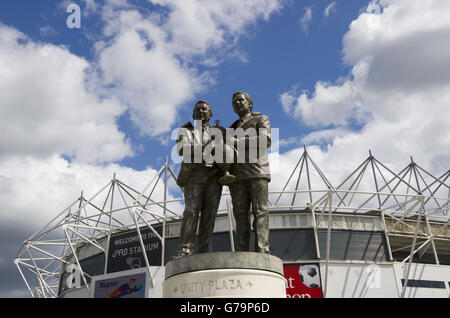 Fußball - Sky Bet Championship - Derby County / Rotherham United - iPro Stadium. Die Statue von Brian Clough und Peter Taylor vor dem iPro Stadium Stockfoto