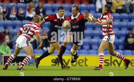 Nick Fozzard von St Helens versucht, während ihres Tetley's Super League-Spiels im JJB Stadium, Wigan, durch die Wigan-Verteidiger zu laufen. *NUR FÜR REDAKTIONELLE ZWECKE* Stockfoto