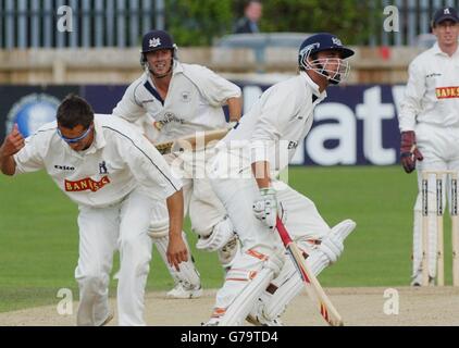 Die Gloucestershire-Batsmen Roger Sillence (nächste Kamera) und Mark Hardinges sammeln wertvolle Läufe, während sie ihre Teams dazu bringen, dass die ersten Innings am dritten Tag des Spiels der Frizzell County Championship Division One auf dem County Ground, Bristol, deutlich vor den ersten Innings in Warwickshire liegen. Stockfoto