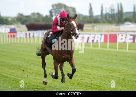 Pferderennen - Betfred Ladies Day - Newbury Racecourse. Belardo von Andrea Atzeni gewinnt die Denford Stud Stakes während des Betfred Ladies Day auf der Newbury Race Course, Newbury. Stockfoto