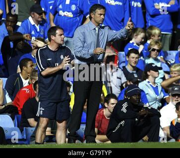 Chelseas Manager Jose Mourihno (rechts) gibt sich die Daumen nach oben, als er seine Spieler mit Trainer Steve Clarke (links) während Chelseas 1.0-Sieg über Birmingham City in ihrem FA Barclays Premiership-Spiel im St Andrews Stadium, Birmingham, Samstag, 21. August 2004, leitet. Stockfoto