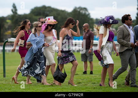 Pferderennen - Betfred Ladies Day - Newbury Racecourse. Rennfahrer kommen während des Betfred Ladies Day auf der Newbury Race Course in Newbury an. Stockfoto