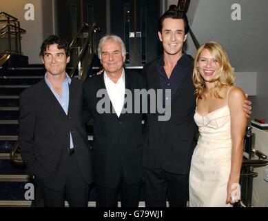 Regisseur Richard Eyre (Mitte links) mit Stars des Films, Billy Crudup (ganz links), Rupert Everett und Claire Danes, die zur London Charity-Premiere von Stage Beauty im Odeon West End im Zentrum von London für die National Film and Television School eintreffen. Stockfoto