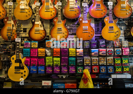 Gitarren zum Verkauf in Dänemark Street, London, England Stockfoto