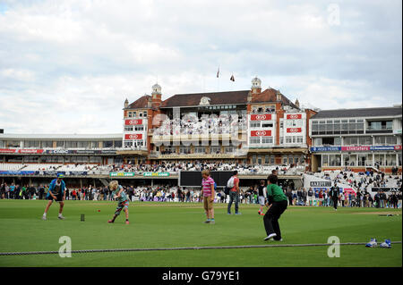 Cricket - Royal London One Day Cup - Surrey / Somerset - Kia Oval. Gesamtansicht des Kia Oval, als Fans nach dem Spiel das Spielfeld betreten Stockfoto