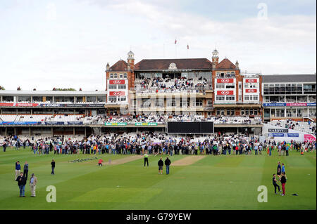 Gesamtansicht des Kia Oval als Fans in den eintreten Pitch nach dem Spiel Stockfoto