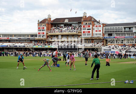 Gesamtansicht des Kia Oval als Fans in den eintreten Pitch nach dem Spiel Stockfoto