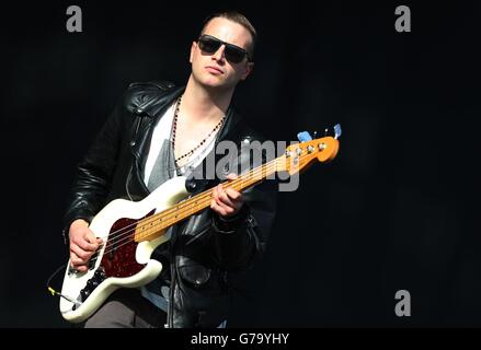 Chris Sloan von Belfast Band Go Wolf beim Tennants Vital Musikfestival in der Boucher Road in Belfast. Stockfoto