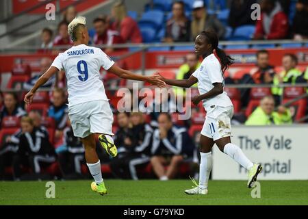 Die Engländerin Lianne Sanderson (links) und Eniola Aluko (rechts) feiern das Eröffnungstreffer während des FIFA Womens World Cup Qualifying Group Six im Cardiff City Stadium, Cardiff. Stockfoto