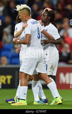 Die Engländerin Eniola Aluko (rechts) feiert das zweite Tor während des FIFA Womens World Cup Qualifying Group Six-Spiels im Cardiff City Stadium, Cardiff. Stockfoto