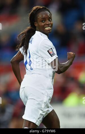 Die Engländerin Eniola Aluko feiert das zweite Tor während des FIFA Womens World Cup Qualifying Group Six-Spiels im Cardiff City Stadium, Cardiff. Stockfoto