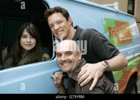 Scooby Doo -2 Stars Matthew Lillard (oben rechts) und Neil Fanning - die Stimme von Scooby - treffen Rebecca Hooper aus Teignmouth in Devon bei einem Besuch im Mystery Machine Van zum Great Ormond Street Children's Hospital im Zentrum von London, wo sie Leckereien verteilten und junge Patienten trafen. Stockfoto