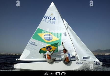 Die Brasilianer Torben Grael (links) und Marcelo Ferreira feiern den Gewinn einer Goldmedaille in der Star-Klasse im Agios Kosmas Olympic Sailing Center in Athen, Griechenland, während der Olympischen Spiele. Stockfoto