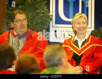 US-Senatorin Hillary Rodham Clinton, mit Professor John Hume, beim Tip O'Neill Friedensvortrag auf dem Magee Campus der Universität Ulster in Londonderry. Die ehemalige First Lady der USA wurde mit dem Ehrendoktortitel of Laws ausgezeichnet und hielt während eines Besuchs an der Universität eine Rede über Frieden und Versöhnung, in der sie die Sicherung des Friedens in Nordirland forderte, um dazu beizutragen, den Fortschritt des globalen Terrorismus zu stoppen. Stockfoto