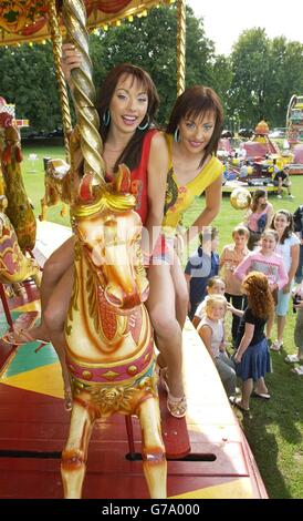 Popstars der Cheeky Girls beim Start der National Funfair Week im Wilson's Funfair am Ealing Common im Westen Londons und zur Unterstützung des Great Ormond Street Hospital. Stockfoto