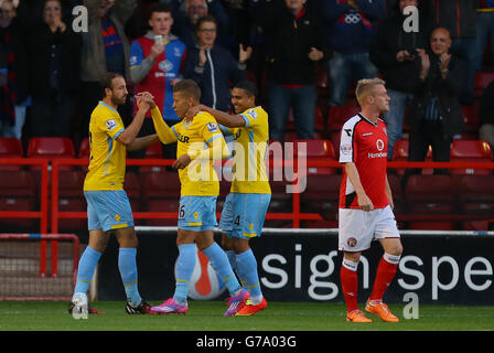 Crystal Palace's Dwight Gayle (zweite links) feiert das erste Tor des Spiels während des Capital One Cup Second Round Match im Banks's Stadium, Walsall. Stockfoto