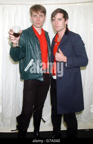 Sänger Alex Kapranos (links) und Nick McCarthy von der schottischen Band Franz Ferdinand Backstage, am zweiten Tag des Carling Weekend: Reading Festival. Stockfoto