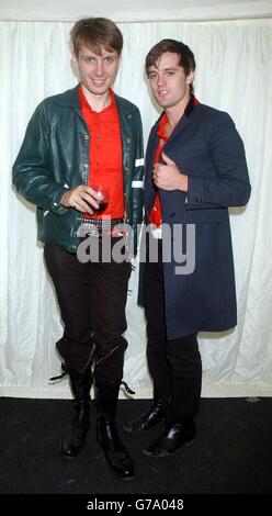 Sänger Alex Kapranos (links) und Nick McCarthy von der schottischen Band Franz Ferdinand Backstage, am zweiten Tag des Carling Weekend: Reading Festival. Stockfoto