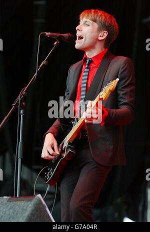 Sänger Alex Kapranos von der schottischen Band Franz Ferdinand tritt am zweiten Tag des Carling Weekend: Reading Festival auf der Bühne auf. Stockfoto